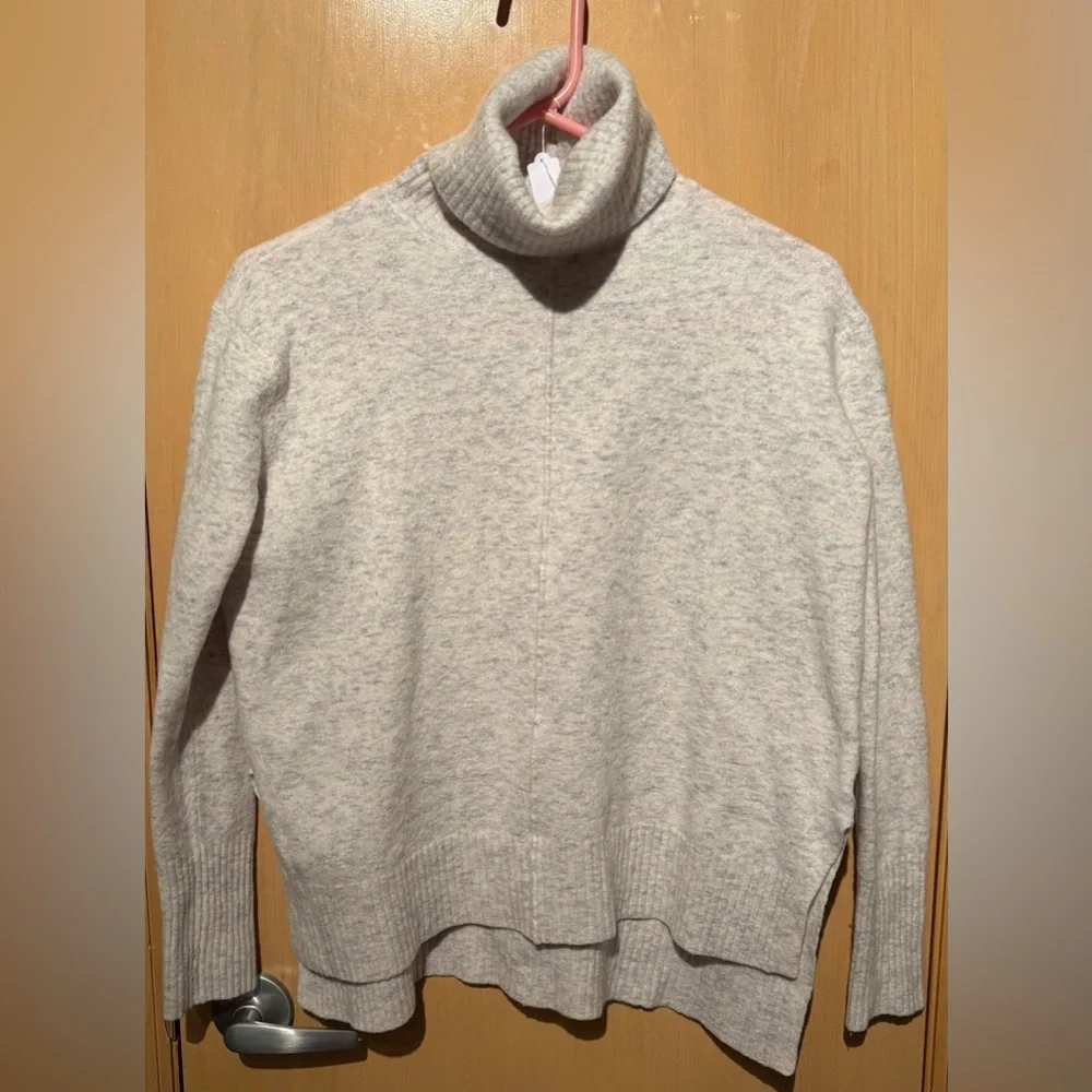 Athleta Transit Pullover Sweater Turtleneck Heather Gray Size Large EUC Wool